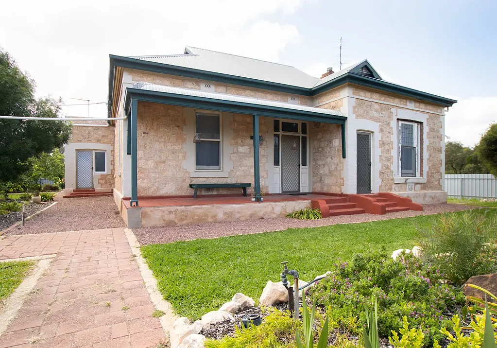 Cunliffe 3部屋 RURAL LIFESTYLE WITH A BITUMEN FRONT FRONTAGE