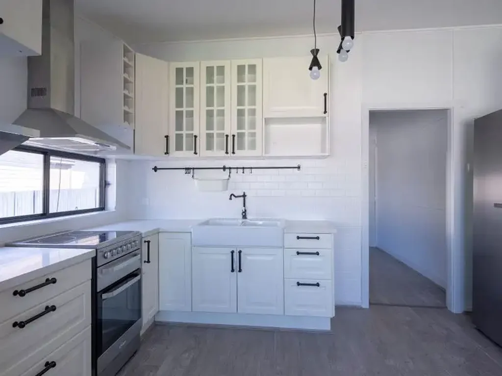 Renovated - Stylish one bedroom
Semi-Detached Dwelling.