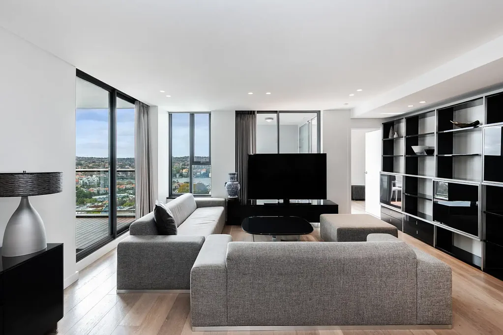 Milsons Point 3房 Pinnacle大厦顶层 东北朝向全景视野 高端Smeg电器 双阳台水景 24小时礼宾服务 步行至火车站 Elevated Luxury Living at The Pinnacle Residences