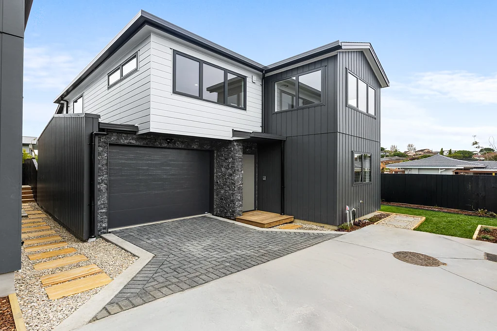 Half Moon Bay 3Kwarto Freehold, freestanding with a LIFT!!