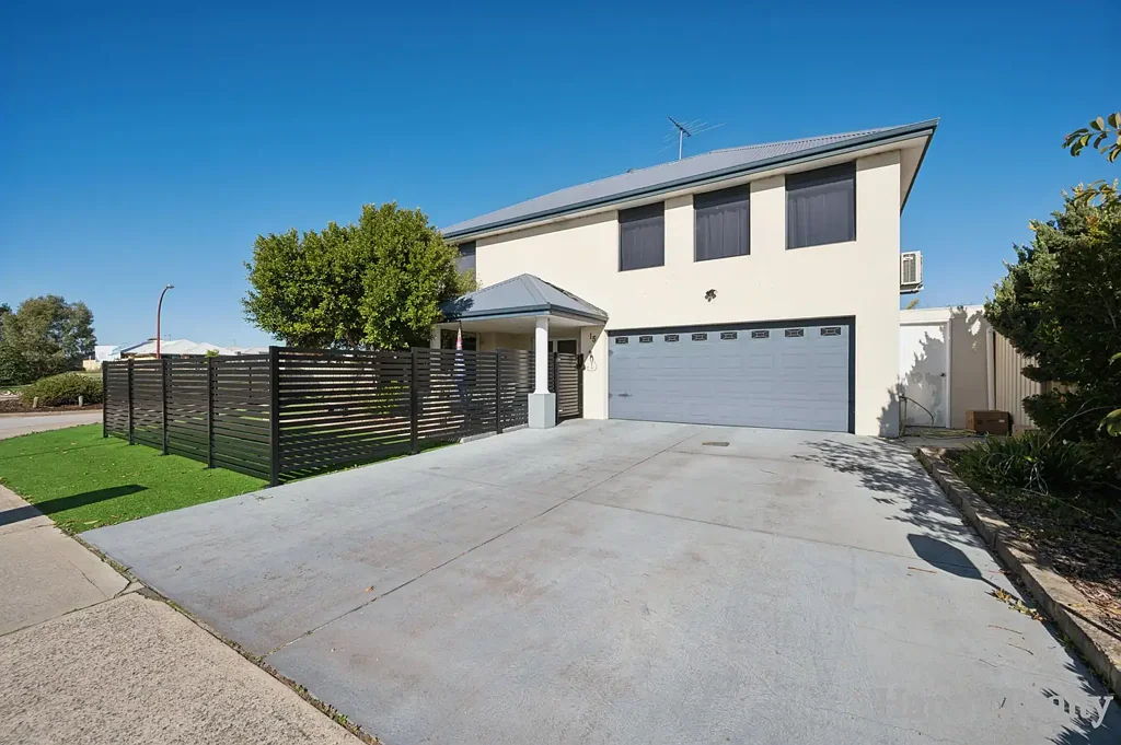 Canning Vale 6Zimmer Expansive Family Living on a Corner 738sqm Block with Pool, Solar & Multiple Living Zones