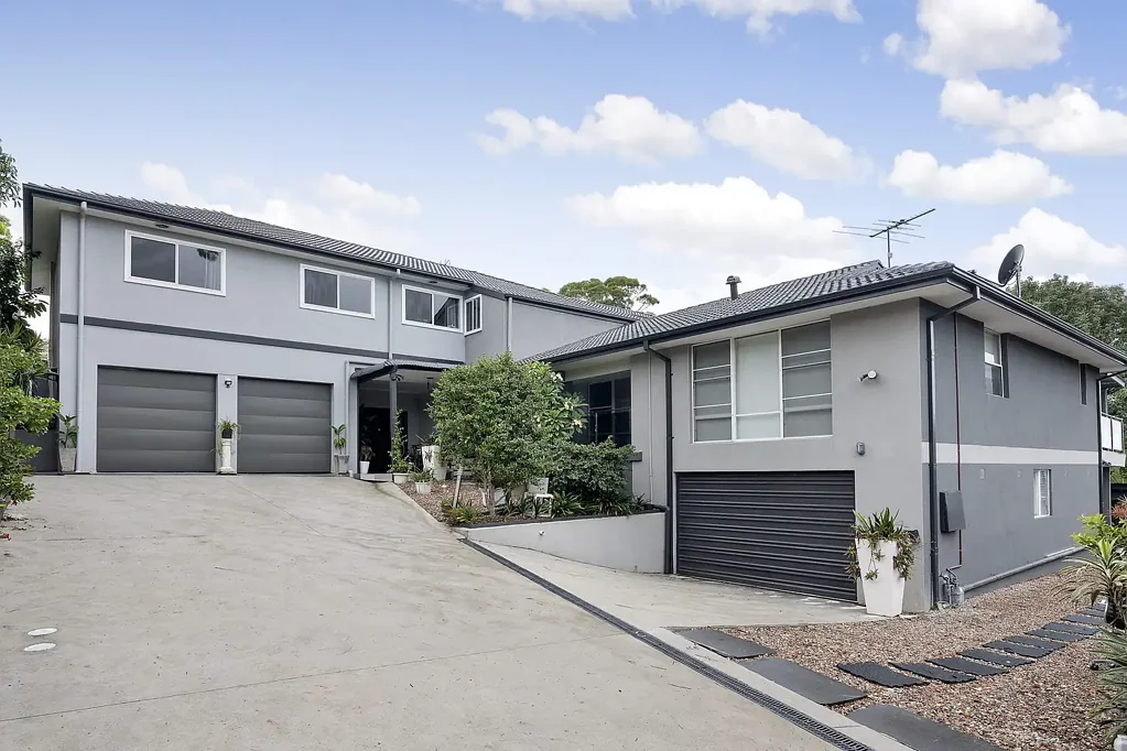 Mona Vale 8 Slaapkamer A Gold Mine , 2 homes on 1 title .