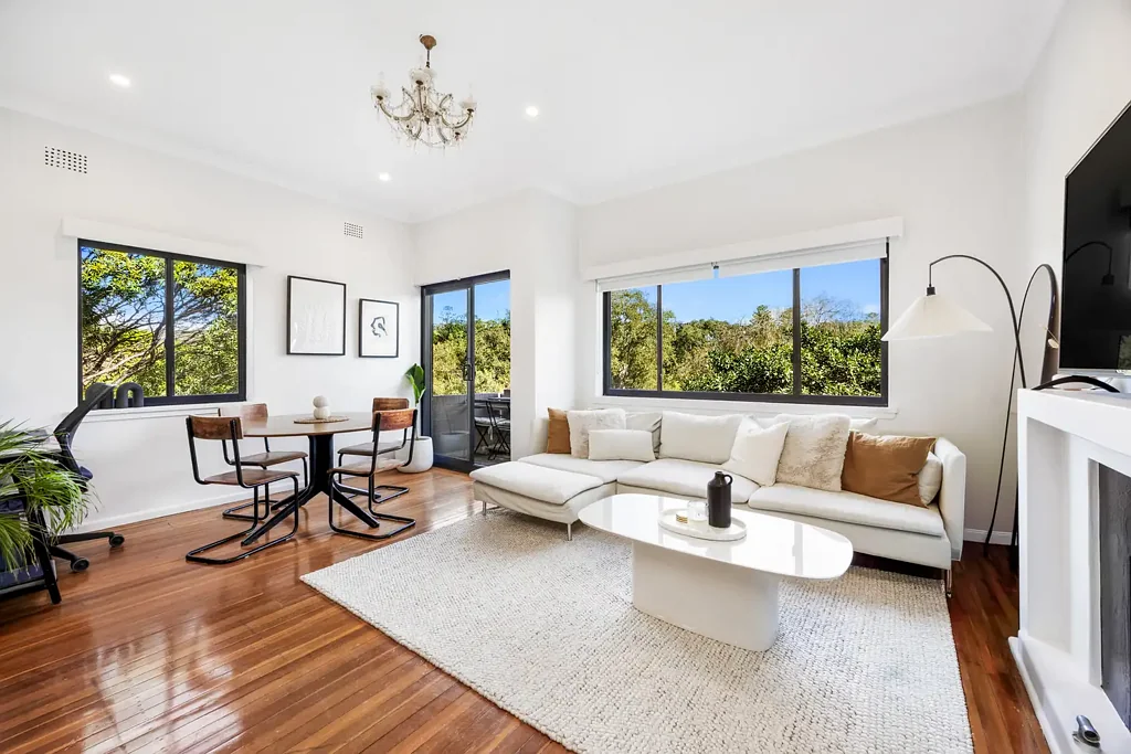 Rose Bay 2房 位于备受推崇的 Rose Bay 区域的顶层装饰艺术风格公寓 Top Floor Art Deco Apartment in Prized Rose Bay Setting