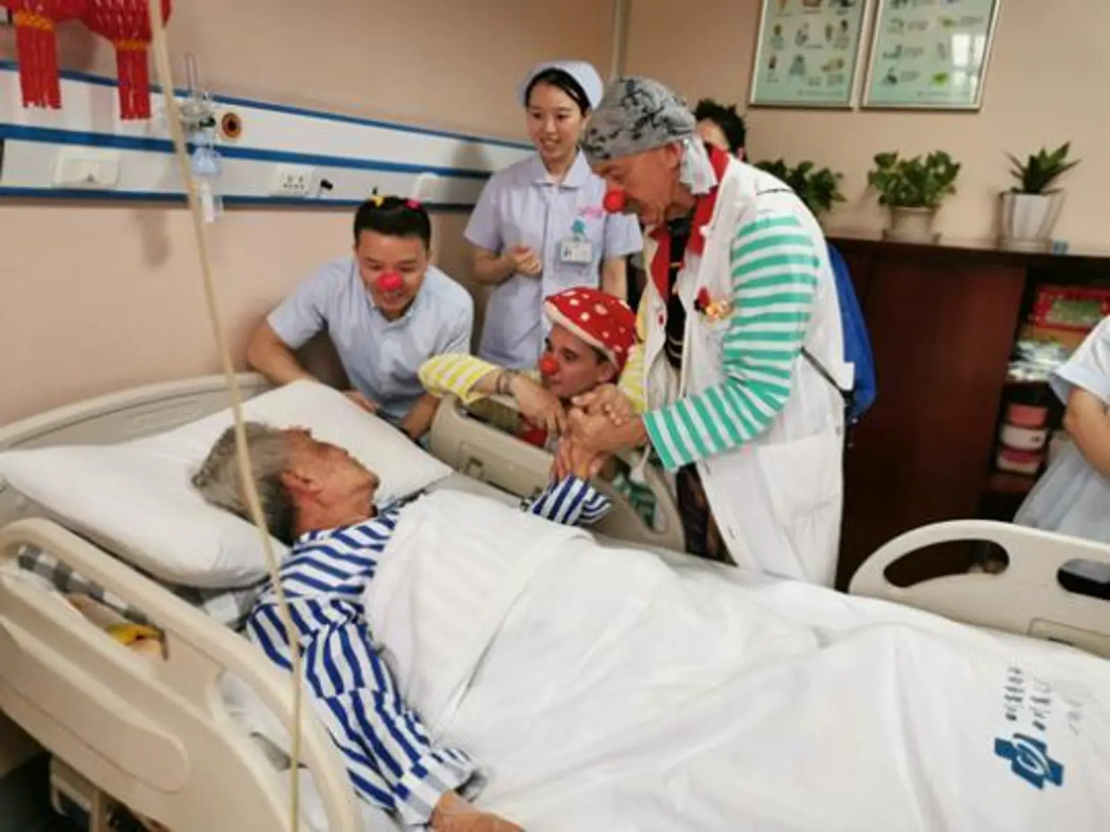 女医生上班陌陌开直播？当地卫健局回应！