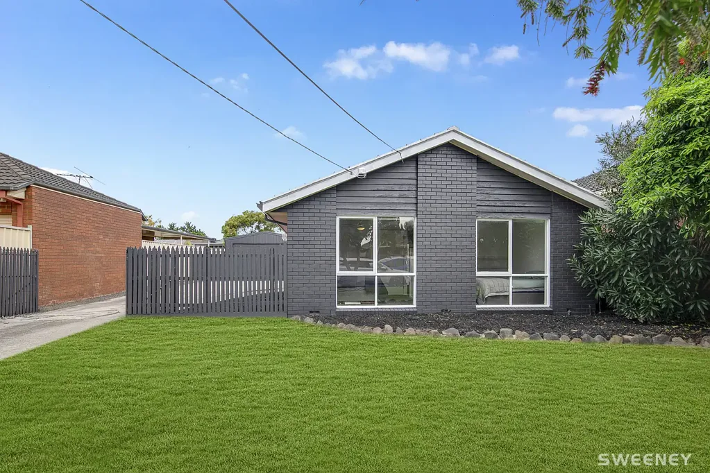 Altona Meadows 3房 卓越空间、侧面通道及超大娱乐车库！ Exceptional Space, Side Access & An Oversized Entertainer's Garage!