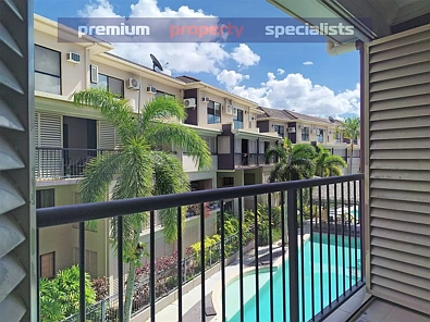 Woree 2Moenga Sky Villa - Poolside - Top two floors - City Waters
