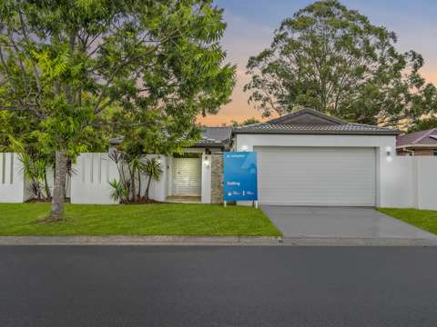 Burleigh Waters 4 Bedroom Beautifully Beach Styled Home in Prime Location