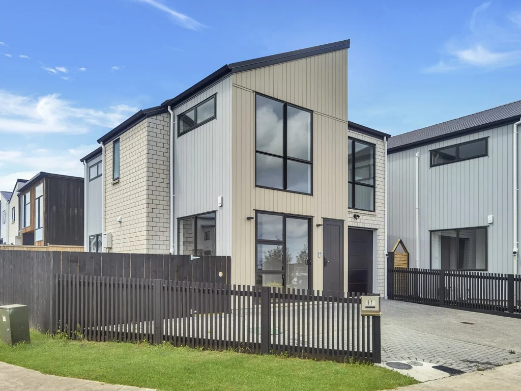 Hobsonville - 5 Bedroom Family Home with 3 Bathrooms