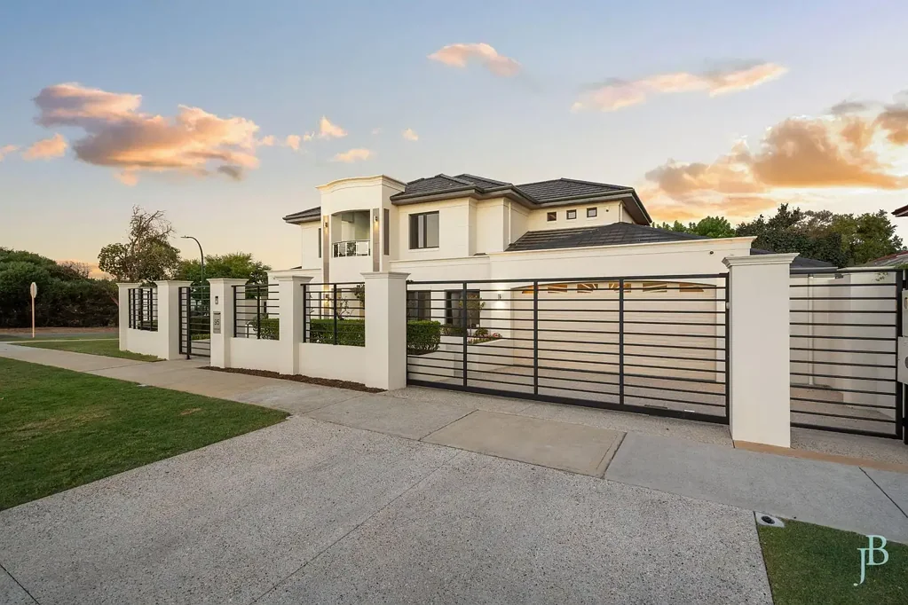 Como 4房  Luxury Living at this Custom Built Home
