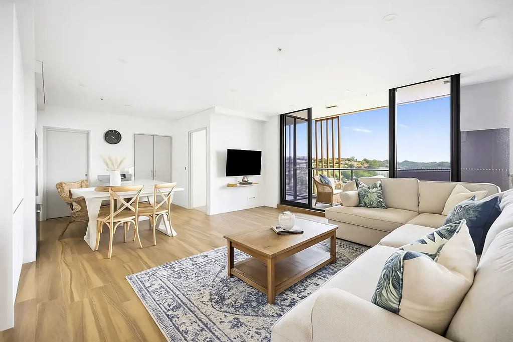 STUNNING LUXURY APARTMENT IN THE MERITON COMPLEX