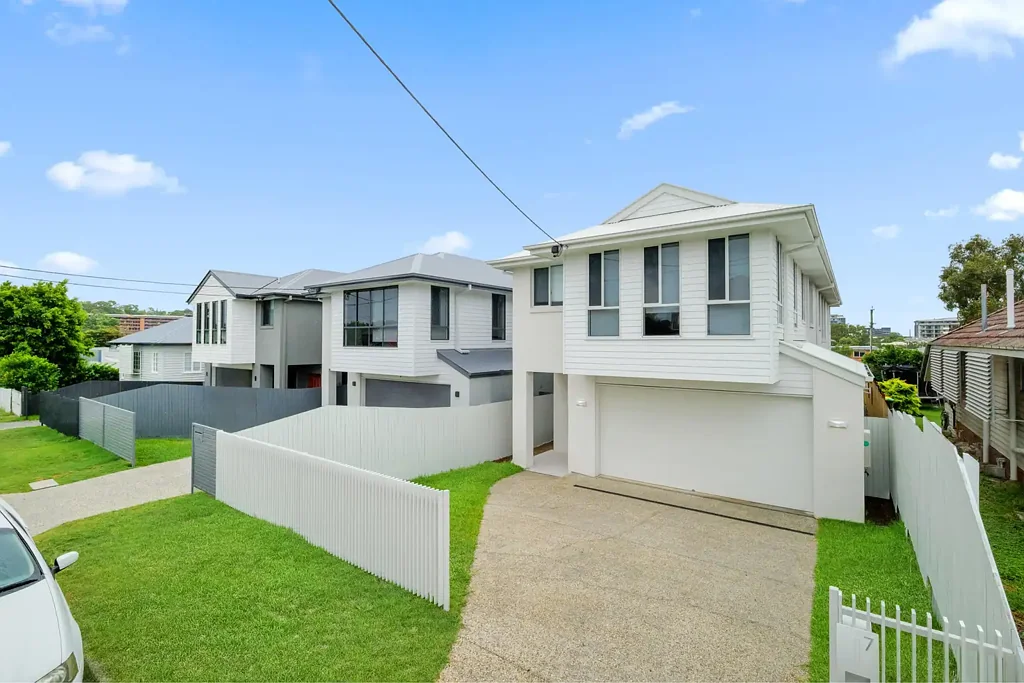 Near new executive home in Kedron