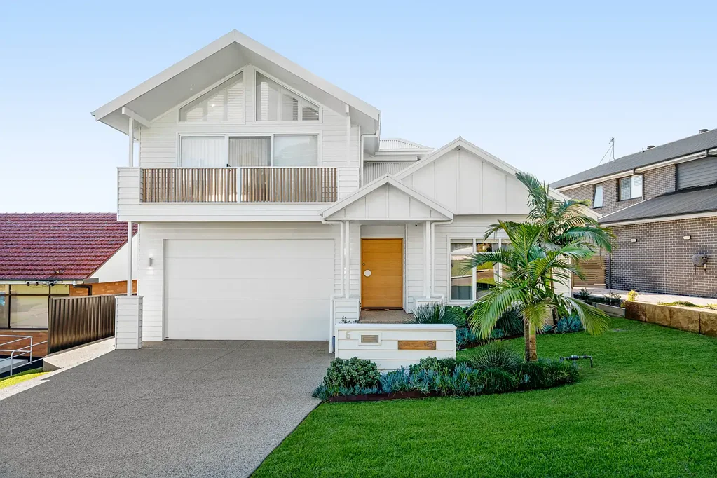 Speers Point 4Kwarto A luxurious family coastal home on a coveted quiet street with sparkling lake views.