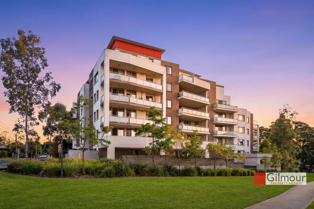 Baulkham Hills 2房 宽敞两卧 主卧套卫 美食石材厨房 开放式生活阳台 设计师卫浴 全年空调 双安全车位 步行生活圈 公园学校交通 Contemporary Elegance Meets Ultimate Convenience