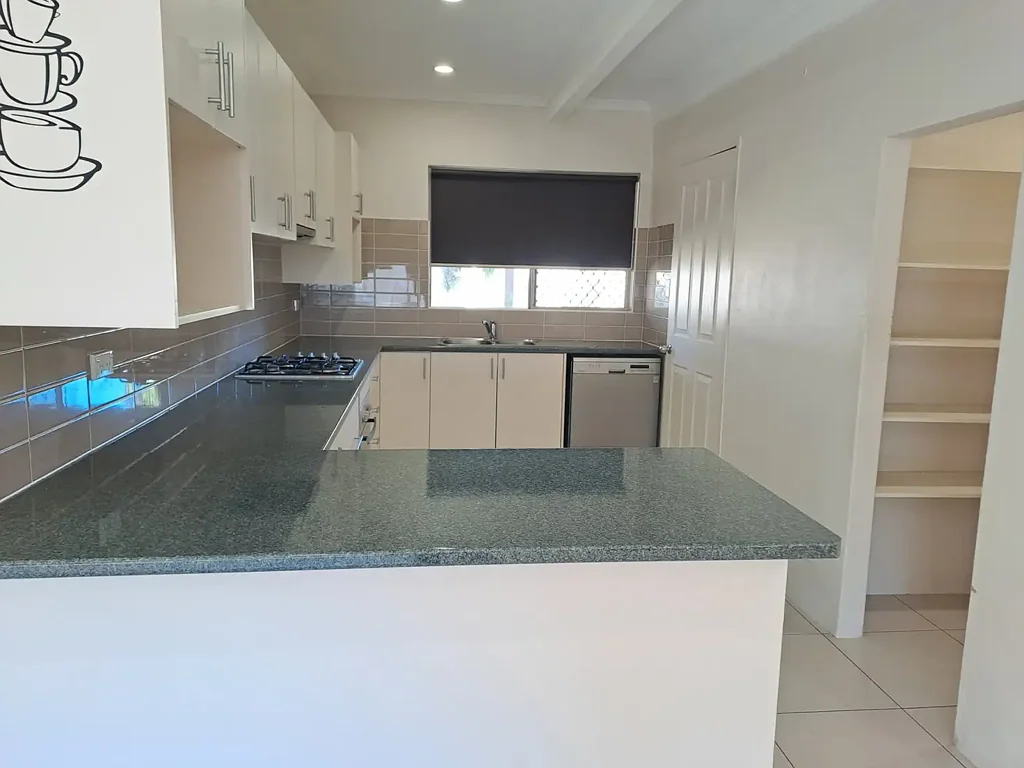 EXECUTIVE 3 BEDROOM, 2 BATHROOM FAMILY HOME WITH POOL
