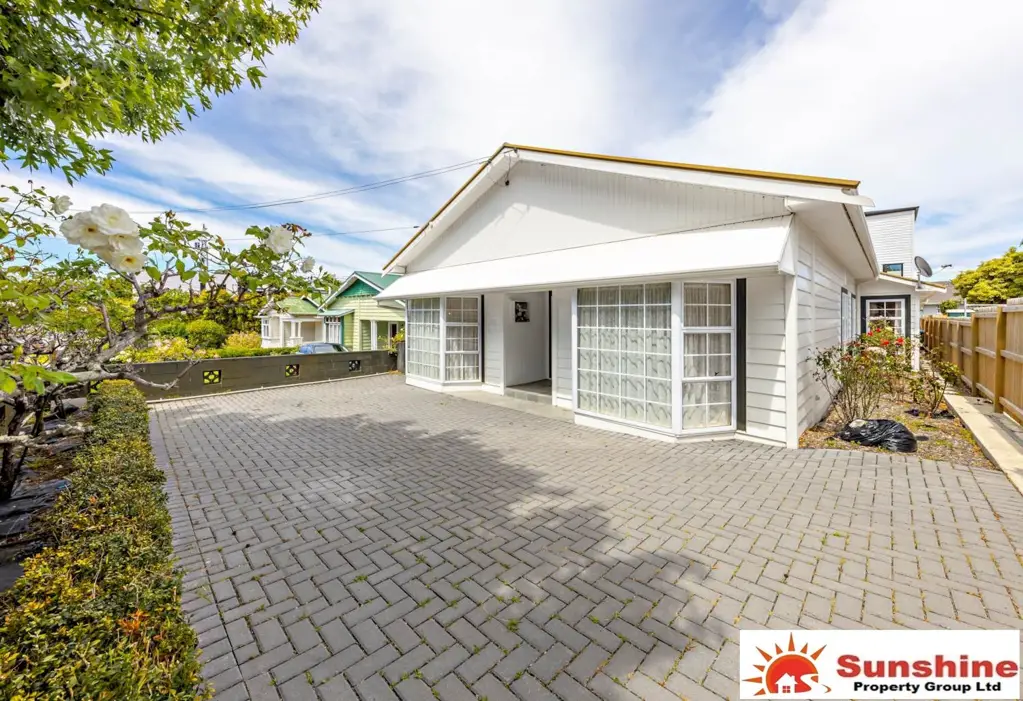 This is lovely ideal 5 bedrooms and 2 bathrooms property for your family