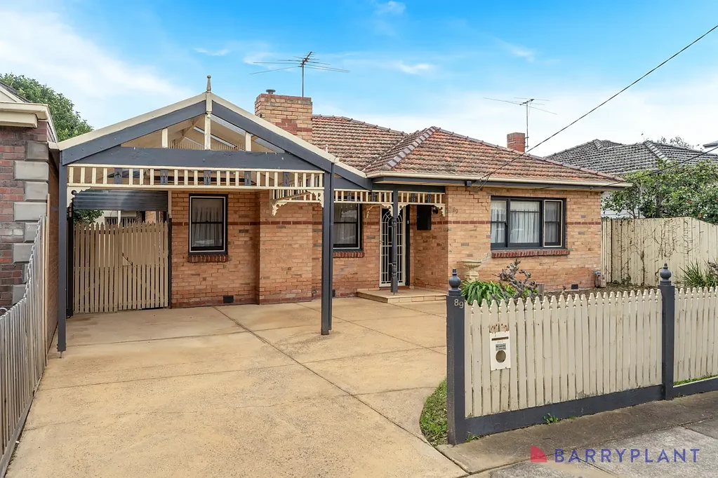 CLEAN, SPACIOUS HOUSE IN PRIME LOCATION