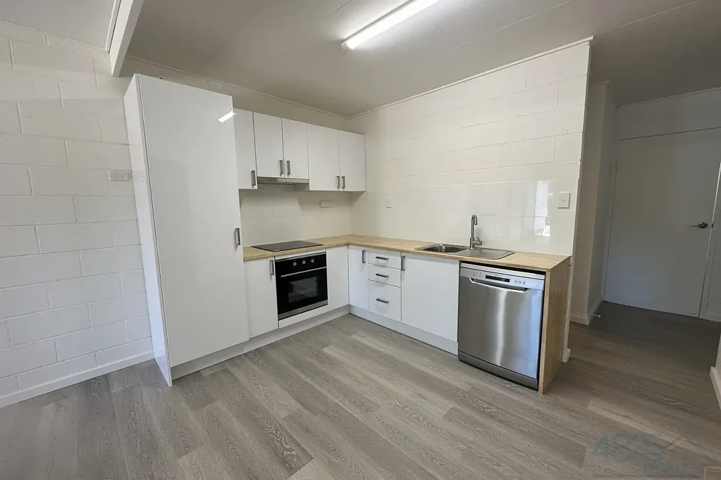 Renovated Unit on Elizabeth St