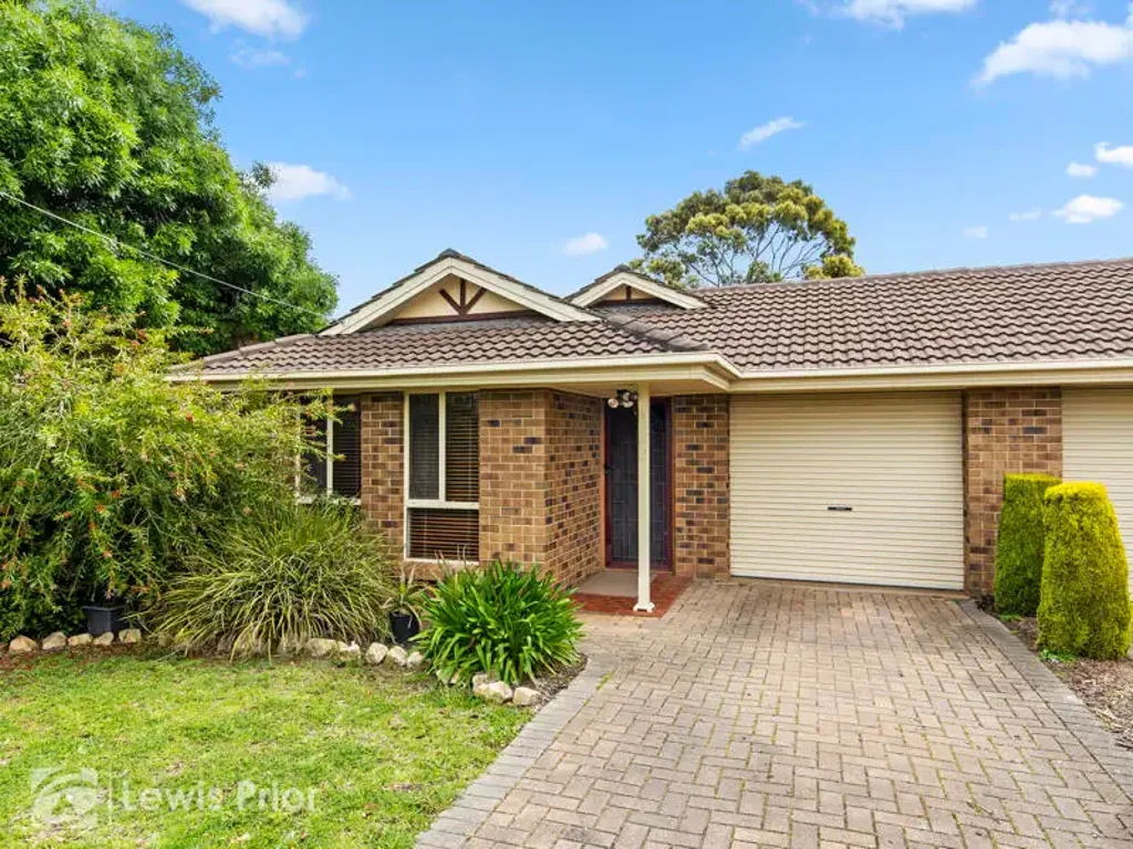 Location Location - Neat & Tidy Courtyard Home