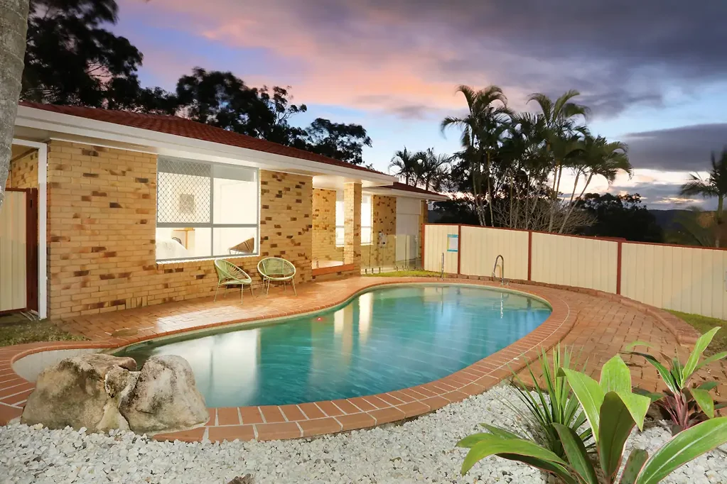 Highland Park 3Phòng ngủ Nothing to Do But Enjoy: Fully Refreshed Family Home with Pool & Hinterland Views