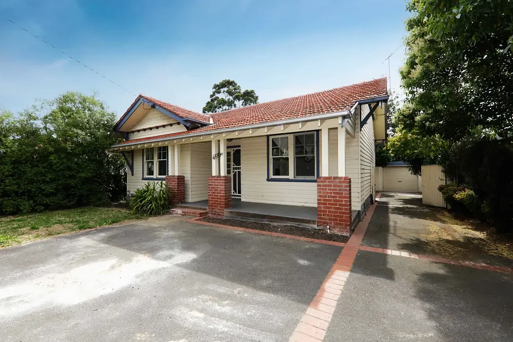 Characteristic Home in Mckinnon School Zone, With family room and 2nd Toilet
