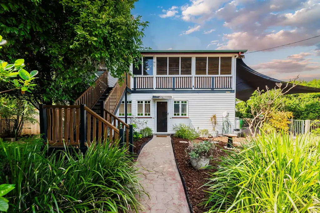 Hermit Park 4房  Spacious Dual-Level Queenslander in Prime Hermit Park Location