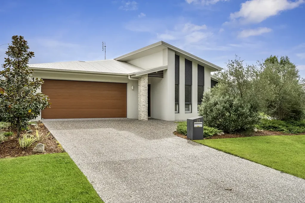 Pelican Waters 4कमरा Coastal Serenity Meets Contemporary Living