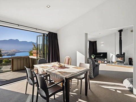 Fernhill/Sunshine Bay 8房  Dual Income & Incredible Views