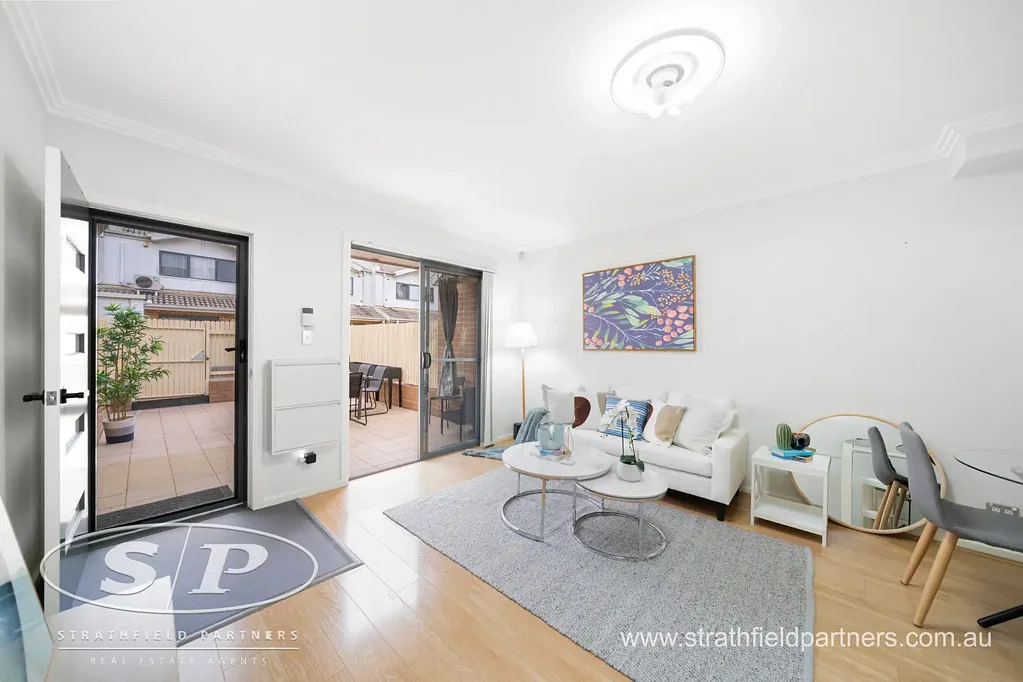 Homebush 3Habitaciones Modern Family Townhouse with Courtyard and Double Lock Up Garage