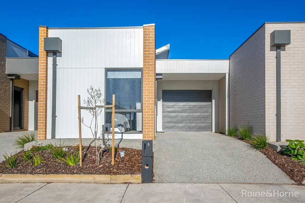 Sunbury 2 Bedroom Contemporary Comfort in Coveted Redstone Estate