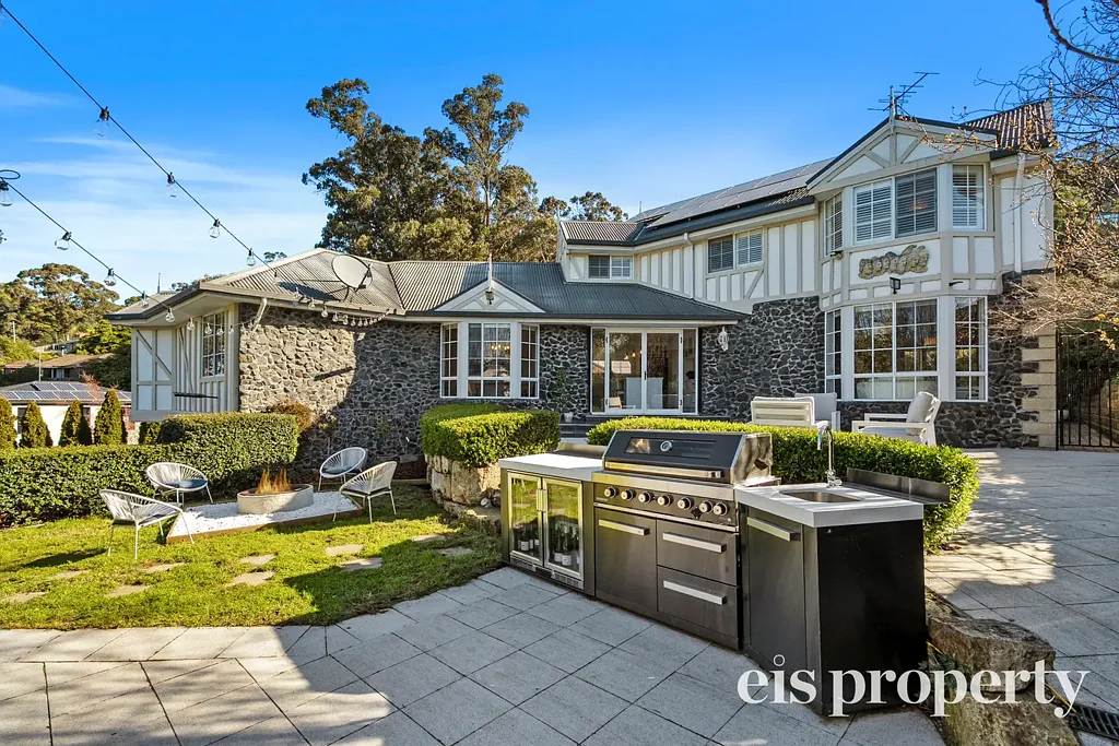 Taroona 5房  Grand Family Home Offering Space, Splendour and Sunshine in Peaceful Taroona