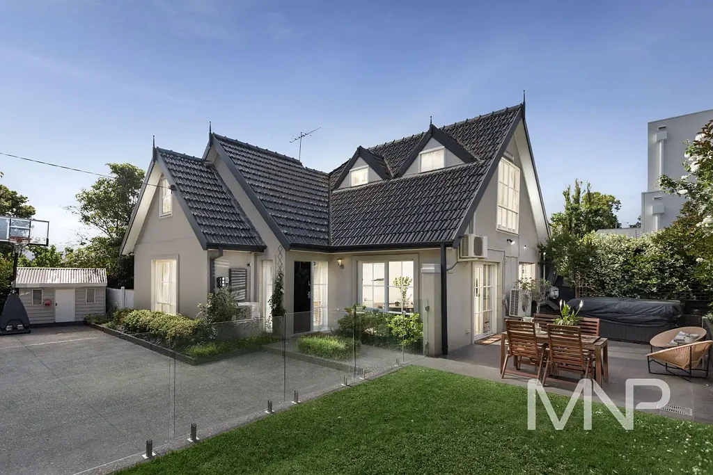 Kew East 3 Slaapkamer Secure and Serene Residence in a Coveted Kew East Setting