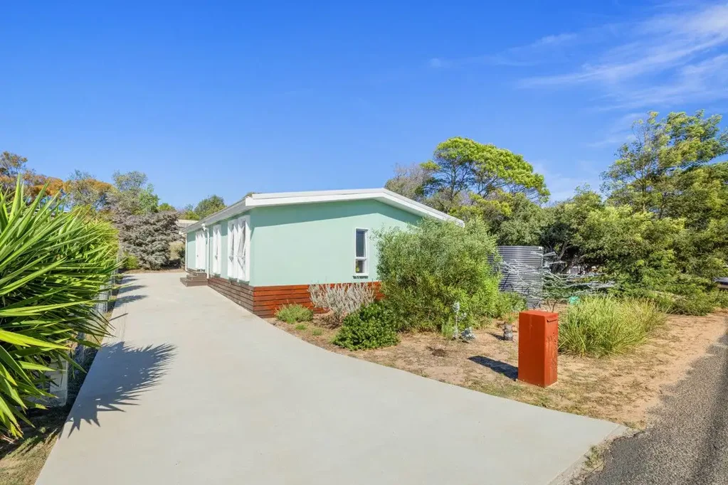 Golden Beach 3 Slaapkamer IMMACULATE COASTAL RETREAT - -FULLY RENOVATED WITH MODERN COMFORTS