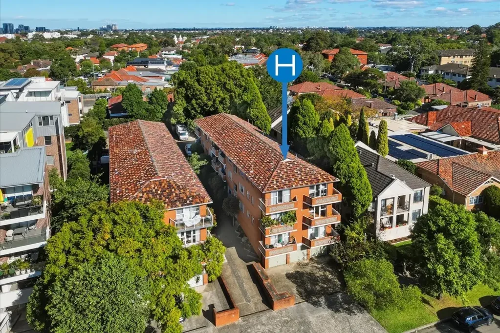 Marrickville 24房 Marrickville绿荫街道 15套公寓整栋 975㎡土地 增值潜力巨大 城市天际线景观 独立锁车库 原始木地板 Entire Block of 15 Apartments on One Title | Rare Inner West Investment Opportunity