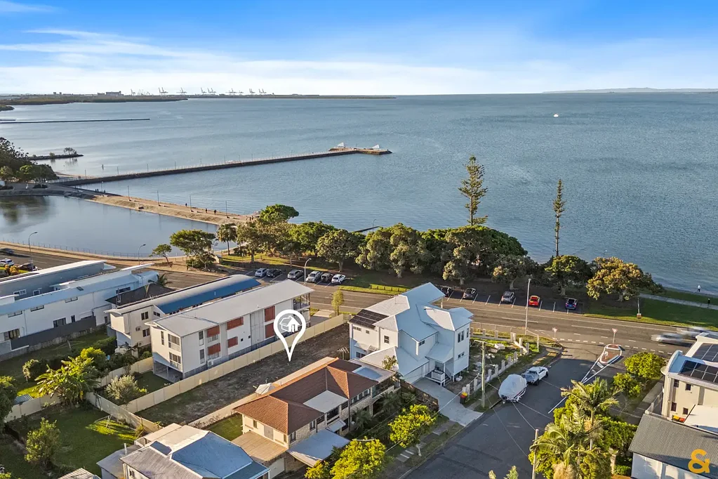 Wynnum 463平方米地块，地理位置优越！东北朝向，步行至海滨景点。临近学校、商务区、火车站。夜晚港口灯光，白天海湾日出。前往曼利码头绝佳起点。绝佳建造新家地点！ Only Vacant Block on Wynnum Esplanade - Can't Beat Front Row Position