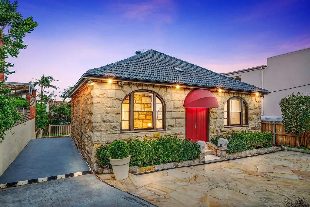 Vaucluse 6房 经典砂岩外观 海滨瑰宝 豪华奢居 崇尚街道 俯瞰海景 步行可达湾畔 步行至精品店 校区环绕 A Boutique Masterpiece of Past and Present, Steps from the Sea