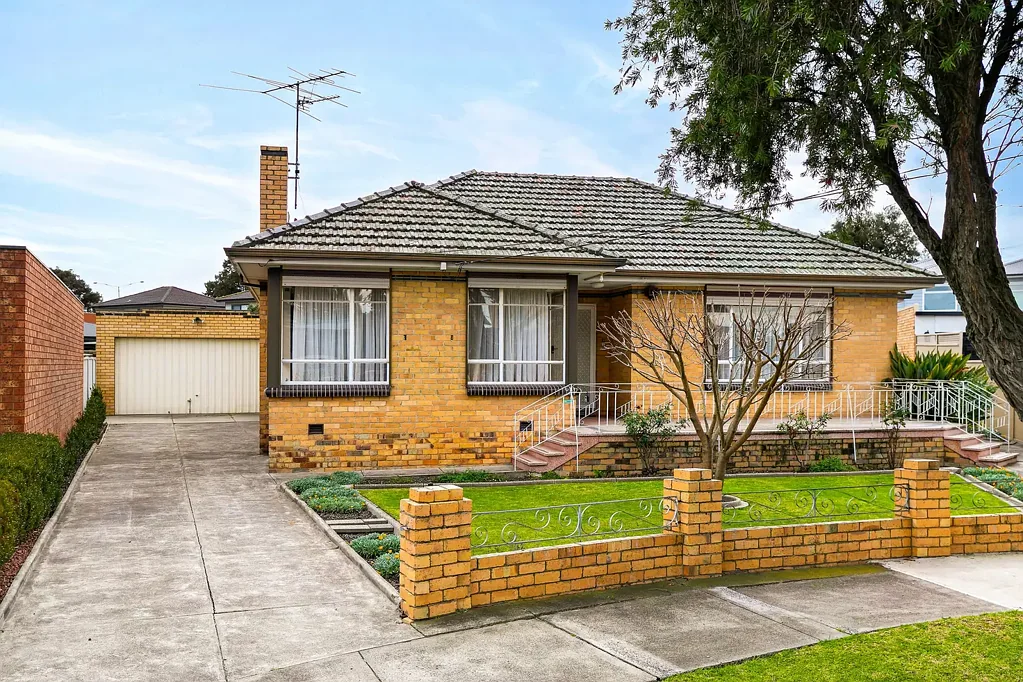 Fawkner 3房 1960年代砖砌住宅 土地面积约935平米 北向后方朝向 中央供暖空调 宽敞户外空间 显赫位置近学校休闲中心 Versatile Landholding with Bold Future Prospects