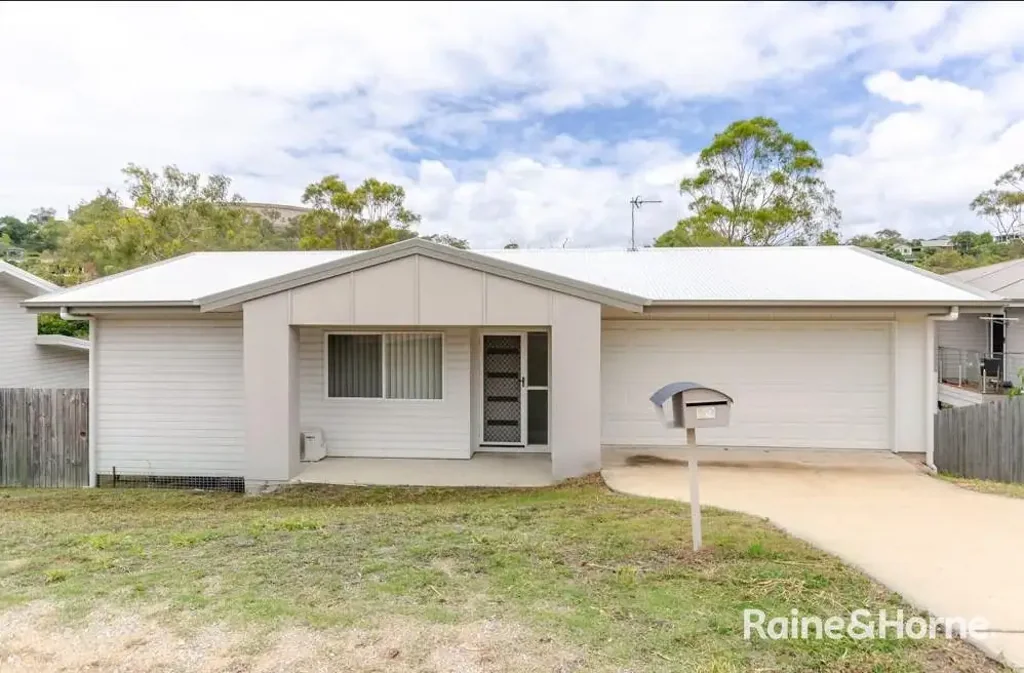 MODERN FOUR BEDROOM AIR CONDITIONED HOME IN SOUTH GLADSTONE!