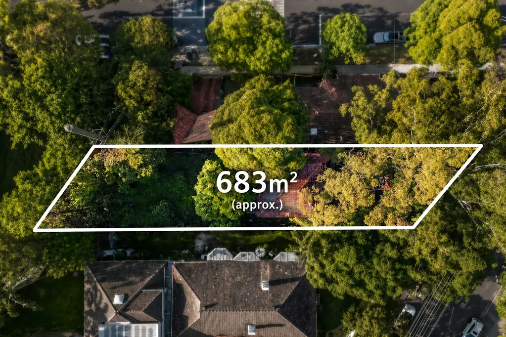 Strathfield 3房 宽敞683sqm地块 15.24m前沿 东西朝向充足光线 顶级步行可达地段 毗邻精英学校 交通购物公园 Prime 683sqm Blank Canvas Opportunity in a Blue-Chip Strathfield Locale
