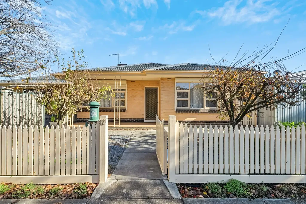 Spacious 3 bedroom family home. 
6 month lease term.