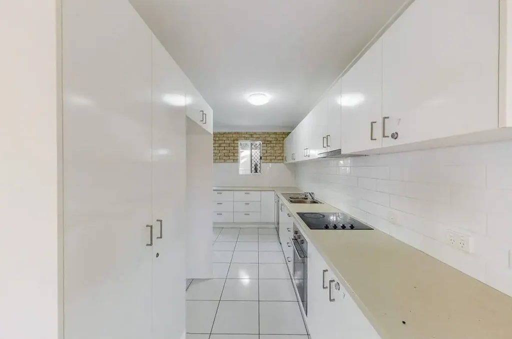 Ground Floor , Quiet Street, Walking Distance to the Ocean & Bay Breezes.