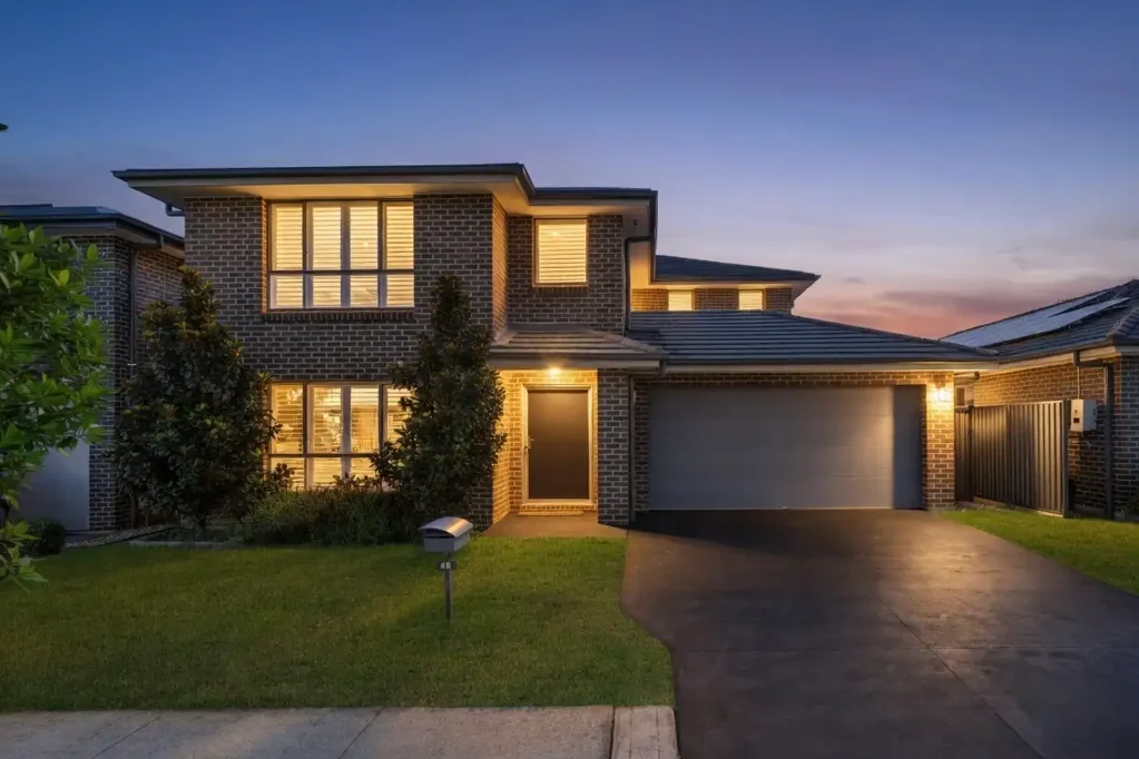 Gregory Hills 5कमरा Modern Elegance & Spacious Family Living