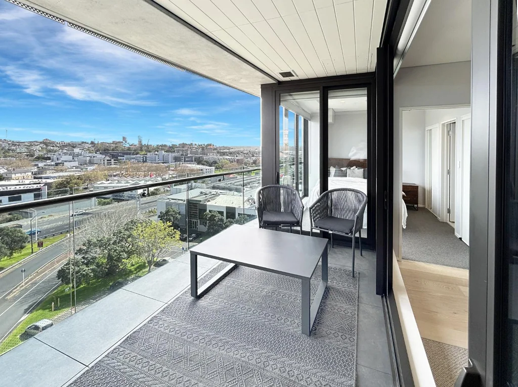 Well presented, fully furnished Executive apartment
