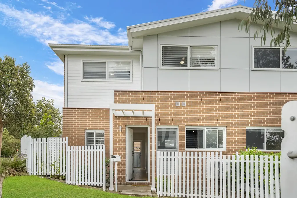 Fletcher 3ਬੈੱਡਰੂਮ Spacious Two-Level Living in a Convenient Fletcher Location