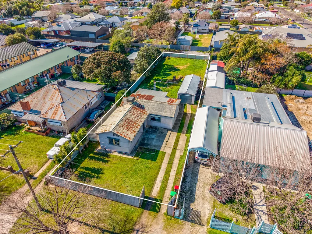 North Albury 3Zimmer Unlock the Potential! Your Next Renovation Project Awaits in Albury! MASSIVE LAND BANK: 851m2