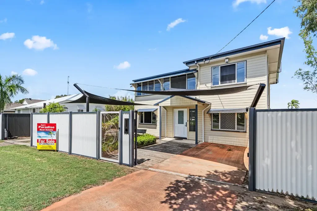Urangan 5 Bedroom Dual Living Beach House - A Minute Walk to Beach!