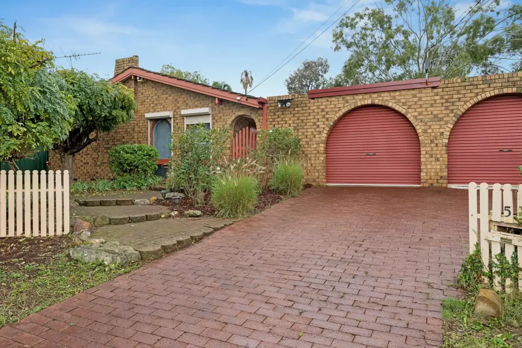 Salisbury East 3房  Very neat home on a LARGE allotment
