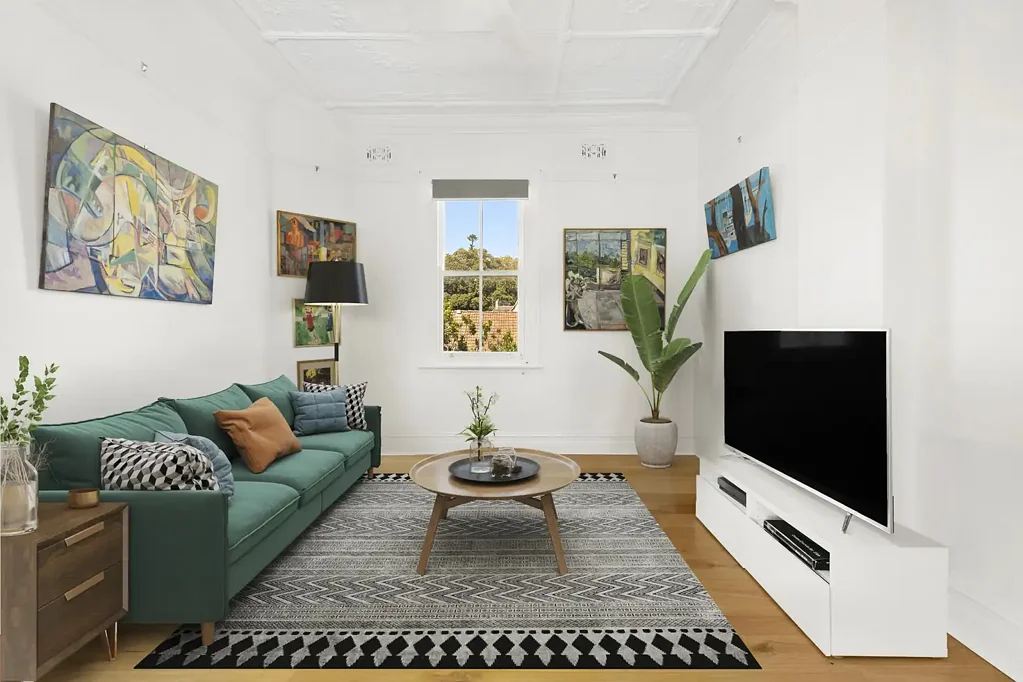 Top-floor Art Deco home / city views / village convenience