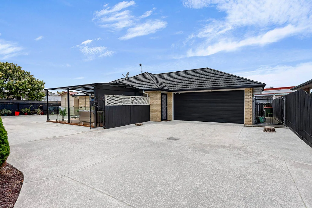 Mangere 3房  Act Fast: Brick & Tile Classic with Legal Sleepout