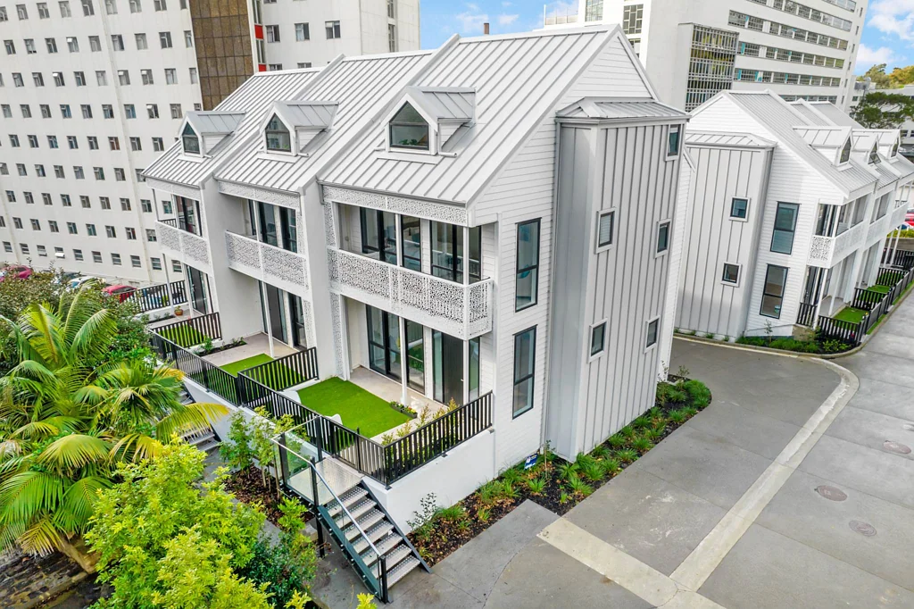 Epsom 4 Bedroom Prime Location, Contemporary Design- DGZ