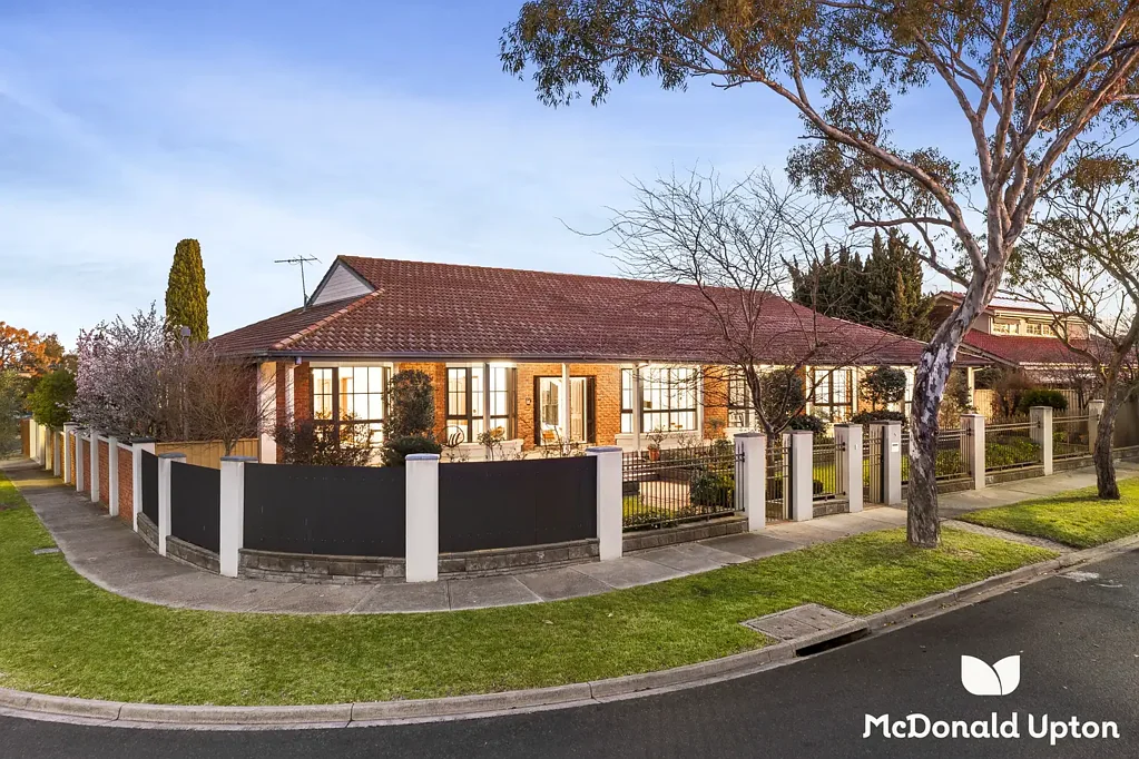 Avondale Heights 4 Bedroom Sun-Soaked Rarity in a Prestige Cul-De-Sac